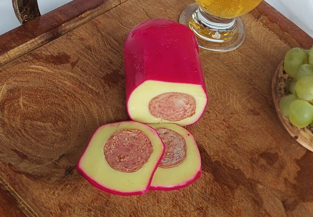 Provolone Vermelho Recheado com Salaminho Tipo Italiano 1 1080x750